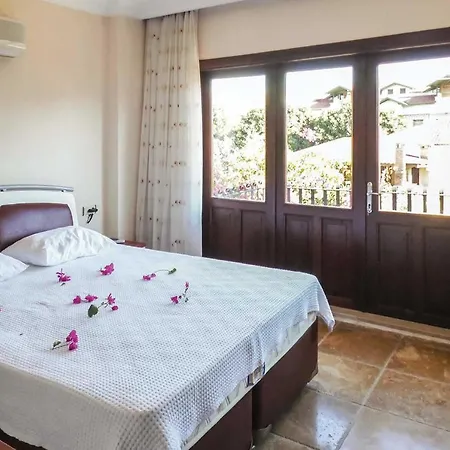 Sleeps 6 Air Con Wifi Villa